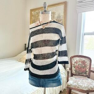 striped knit top  Y2K black and white‎ striped knit top size small
